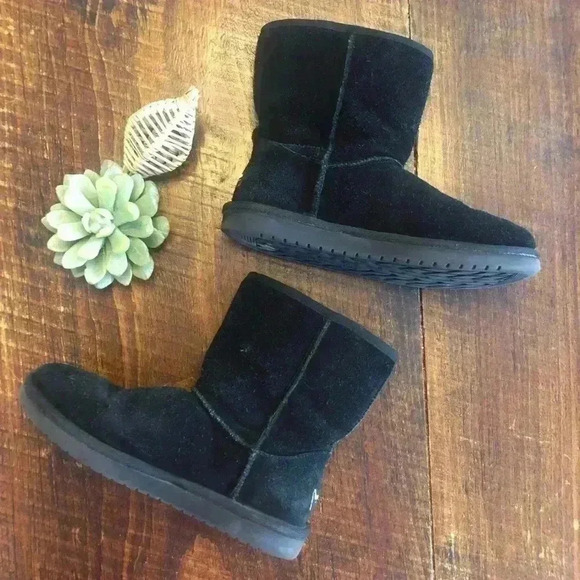 Koolaburra by Ugg | “Victoria Short” Black Suede Pull-on Boots w/Bows - Picture 5 of 7